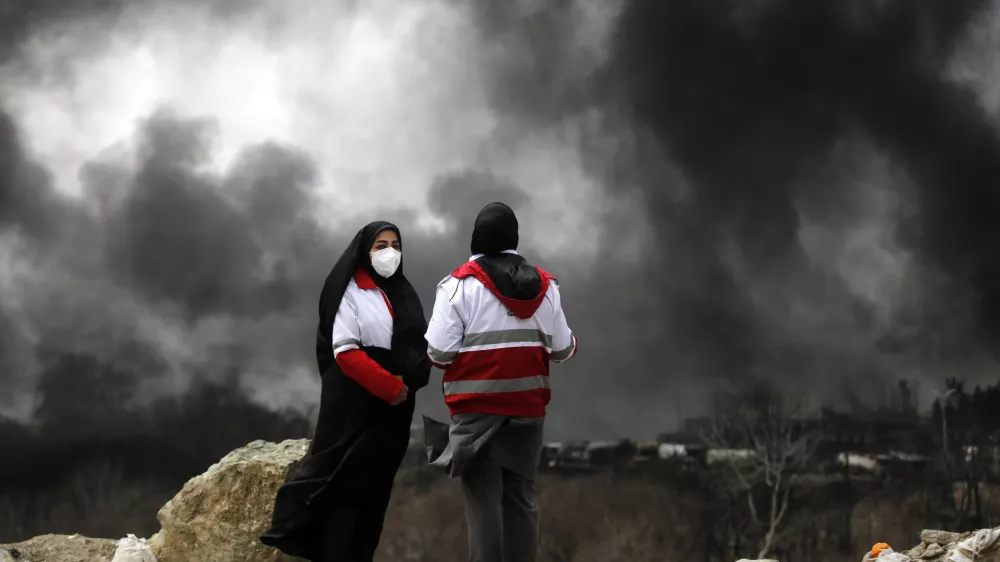 TEHRAN, IRAN - MARCH 8: Black smoke rises after fires broke out following US-Israel attacks targeting some oil storage facilities targeted, including the Shehran oil depot, in Tehran, Iran on March 8, 2026. Explosions and ignited leaking petroleum from the depot caused severe damage to nearby vehicles as intense flames engulfed the area following the strike. Firefighting teams try to control the spreading fires and contain the damage in the heavily affected industrial zone. Fatemeh Bahrami / AnadoluNo Use USA No use UK No use Canada No use France No use Japan No use Italy No use Australia No use Spain No use Belgium No use Korea No use South Africa No use Hong Kong No use New Zealand No use Turkey / Foto: Fatemeh Bahrami