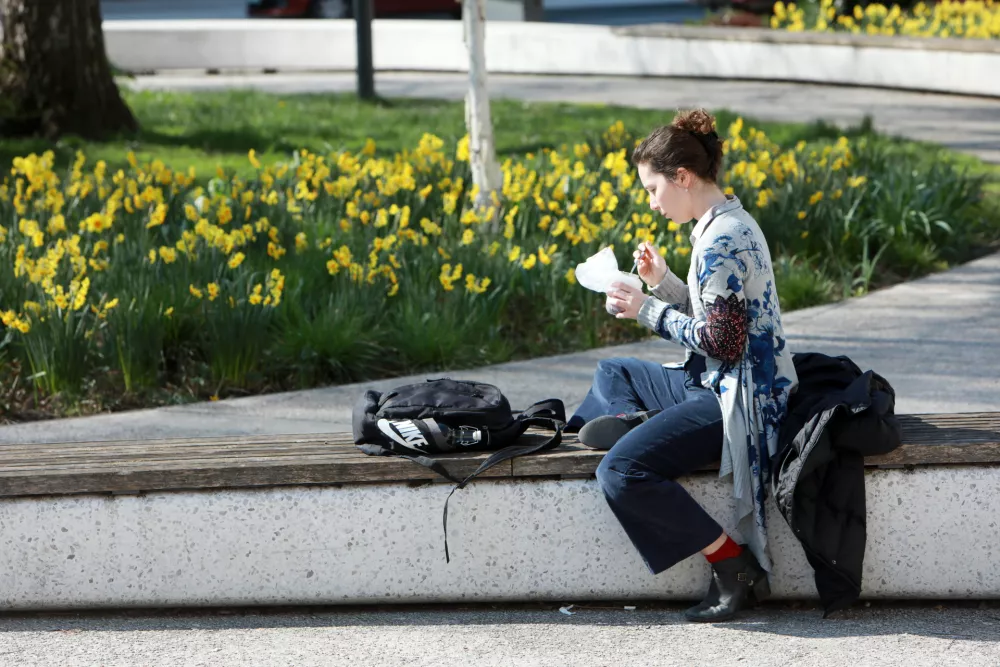 (FOTOZGODBA) Danes &scaron;e v cvetju, jutri v snegu