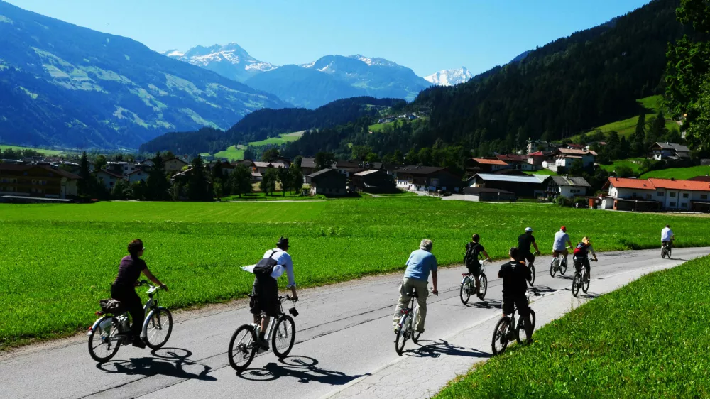 Električna kolesa (sploh) starej&scaron;im omogočajo večjo mobilnost, a so hkrati prav kolesarji nad 65 let tudi med najbolj ogorženmimi. F Reuters