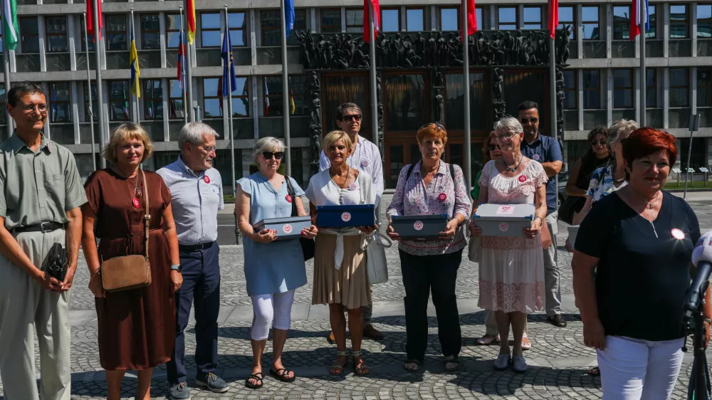 - Andrej Pleterski,. Brigita Skela Savič,- Du&scaron;an Keber., - Igor Pribac (v ozadju), - predsednica združenja Srebrna nit Anita Caruso.- 17.07.2023 - avtorji zakona o pomoči pri prostovoljnem končanju življenja so oddali zbrane podpise volivcev in volivk v zakonodajni postopek; - predlog zakona o dolgotrajni oskrbi,- Evtanazija //FOTO: Bojan Velikonja