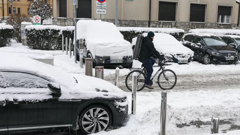 - 07.01.2026. - Reportaža o stanju v LJubljani po sneženju 6. januarja. Kolesar na Erjavčevi cesti v Ljubljani. Sneg Sneženje.//FOTO: Bojan Velikonja