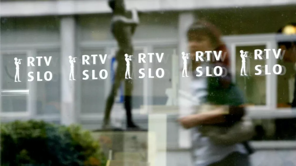 - Deček s pi&scaron;čalko pred stavbo RTV Slovenija je delo kiparja Zdenka Kalina. (1. maj 1946) - pastirček je simbol TV Slovenija. //FOTO: Bojan Velikonja 