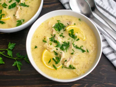 Bowls of traditional Greek soup made with chicken, rice, and lemons / Foto: Candice Bell