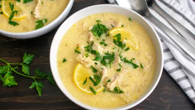 Bowls of traditional Greek soup made with chicken, rice, and lemons / Foto: Candice Bell