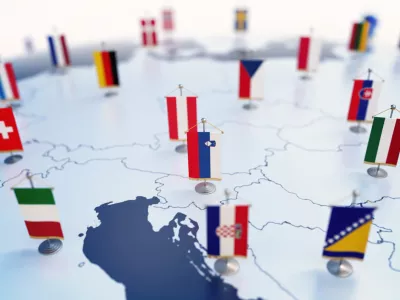 Flag of Slovenia in focus among other European countries flags. Europe marked with table flags 3d rendering / Foto: Koya79