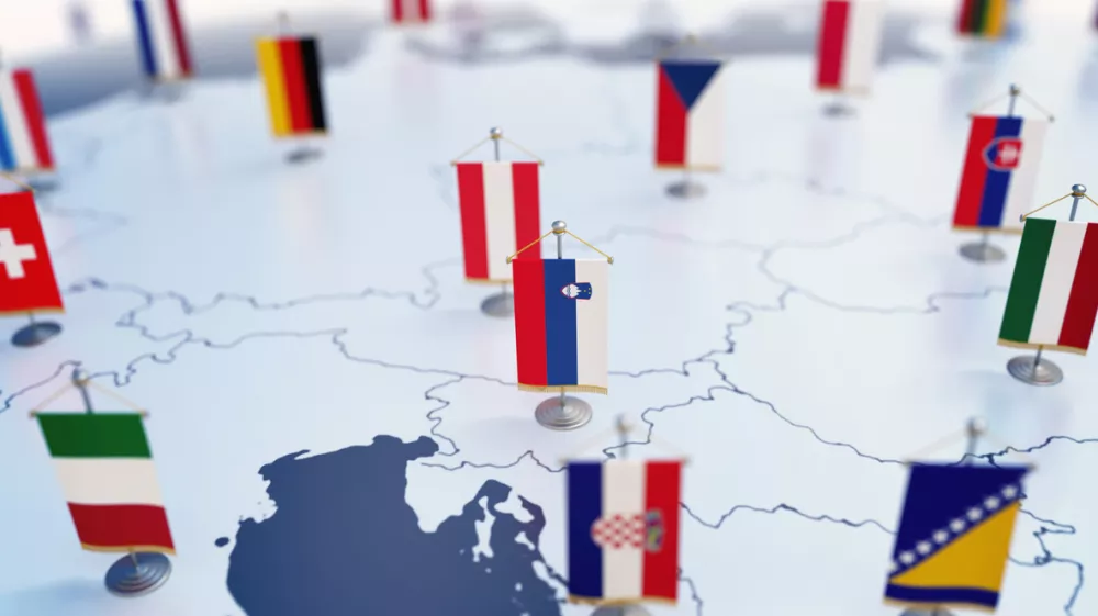 Flag of Slovenia in focus among other European countries flags. Europe marked with table flags 3d rendering / Foto: Koya79