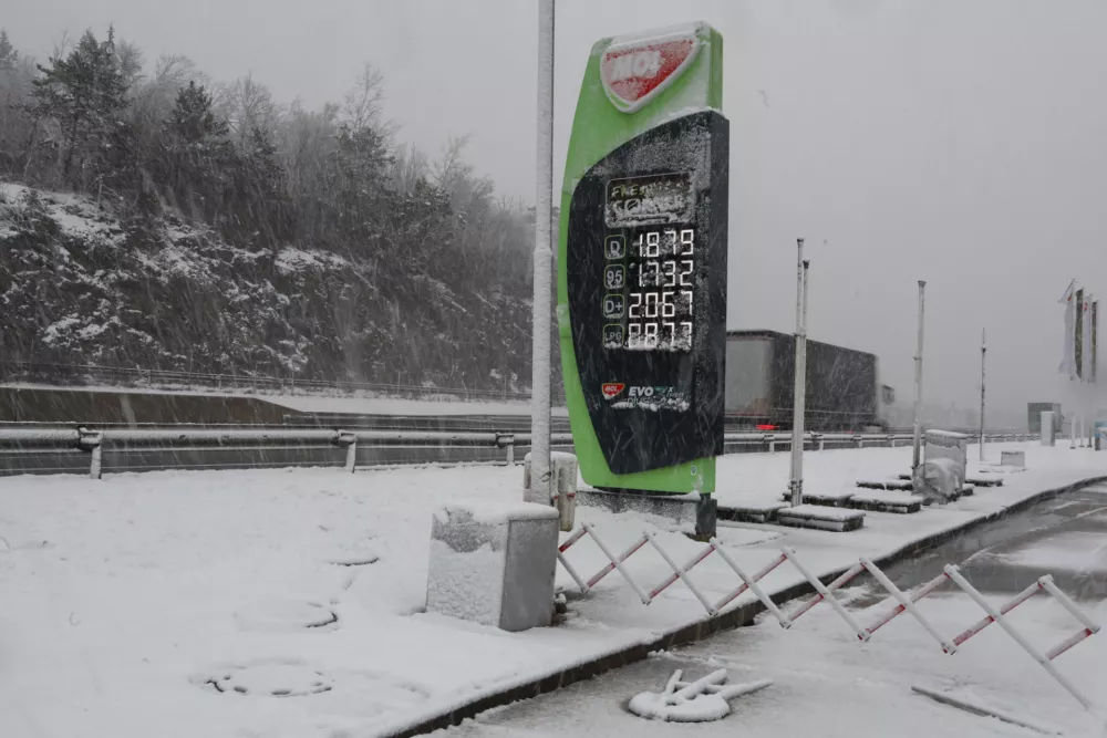 Močan veter bo pihal naslednjih 36 ur, &Scaron;estan poziva k previdnosti in samoza&scaron;čiti