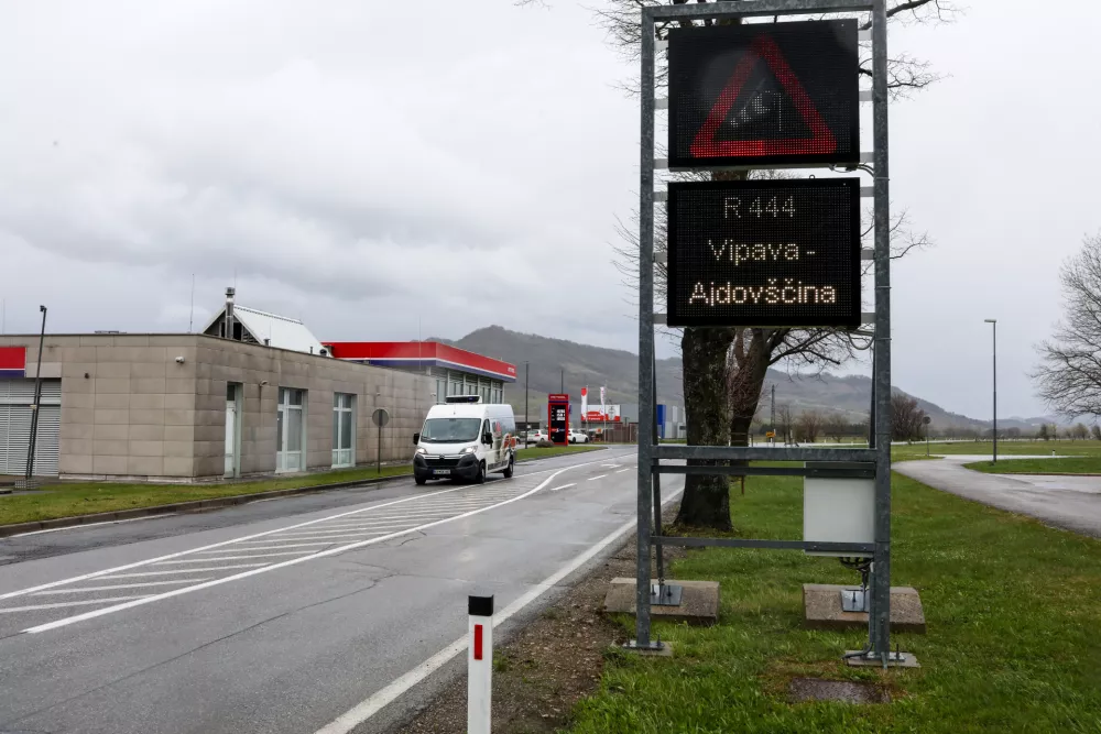 - Veter, burja, Vipava,- 26.03.2026. - Prehod hladne fronte čez Slovenijo z močnim vetrom in sneženjem.//FOTO: Bojan Velikonja