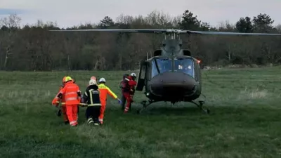 Gasilci iz Komna so mo&scaron;kega odnesli do helikopterja, s katerim so ga odpeljali v bolni&scaron;nico. 