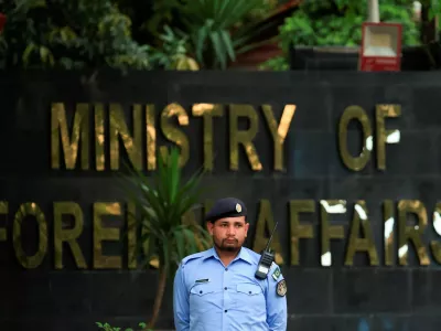 A police officer stands guard outside the Ministry of Foreign Affairs office, as Pakistan offers to help mediate talks between the United States and Iran, amid the U.S.-Israeli conflict with Iran, in Islamabad, Pakistan March 25, 2026. REUTERS/Akhtar Soomro