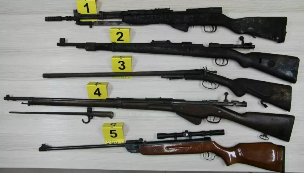 V hi&scaron;ni preiskavi so zasegli več kosov pu&scaron;k, pi&scaron;tol in nabojev. 