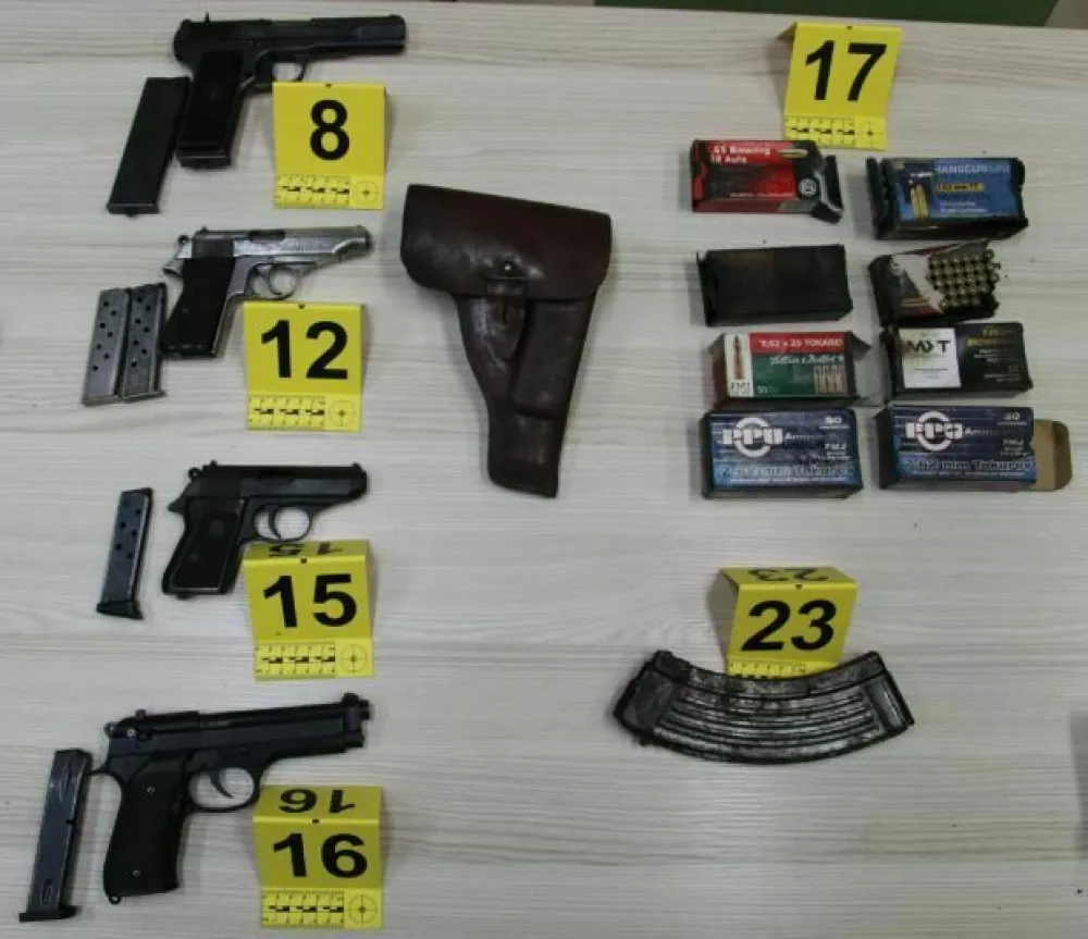 V hi&scaron;ni preiskavi so zasegli več kosov pu&scaron;k, pi&scaron;tol in nabojev. 