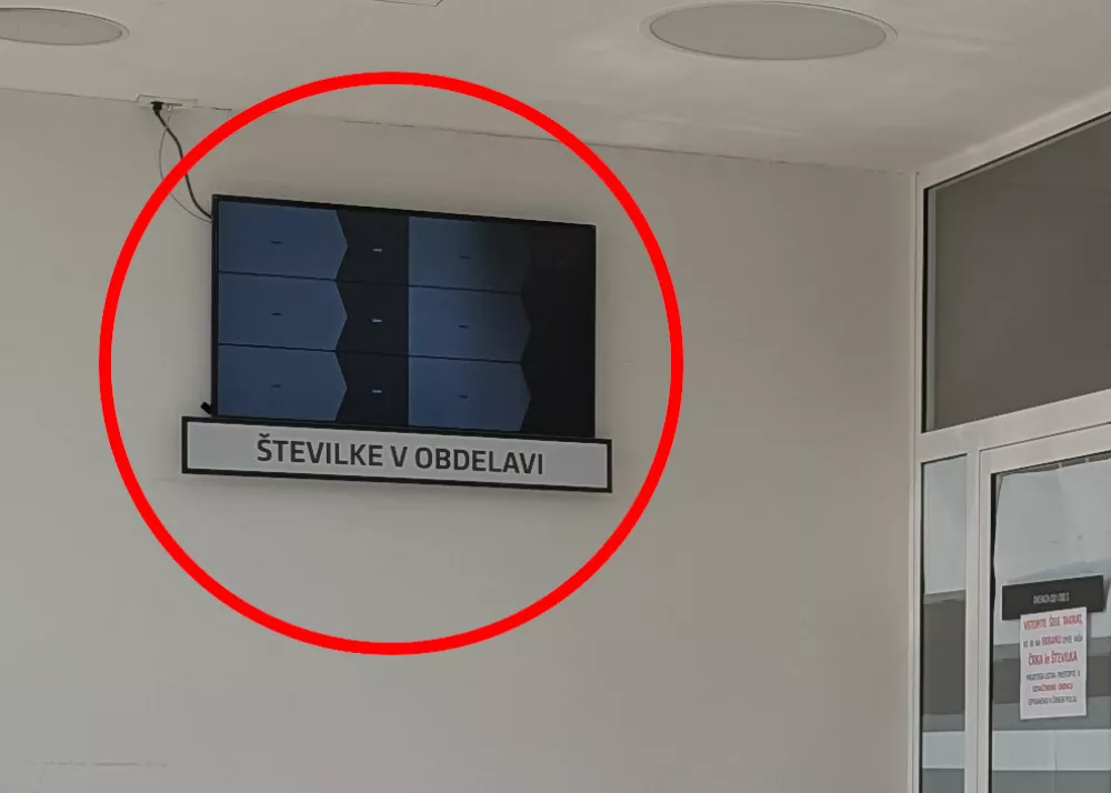 V nekem trenutku ni bilo nobeno okence. Čas čakanja torej: neskončno. Sicer je bil vseskozi občutek, da se čas nikamor ne premakne. / Foto: Bralec