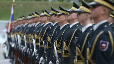 Simbolična fotografija - slovenska vojska - častna straža8.10.2024 - prihod novoimenovanega ministra za obrambo Boruta Sajovica pred ministrstvo za obrambo in sprejem z vojaškimi častmi - ministrstvo za obramboFOTO: Luka Cjuha