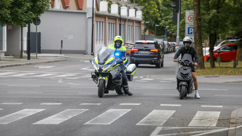 11.7.2025 - policija, nadzor prometa, lahka motorna vozila, skuter, moped, varnost v prometruFoto: Luka Cjuha
