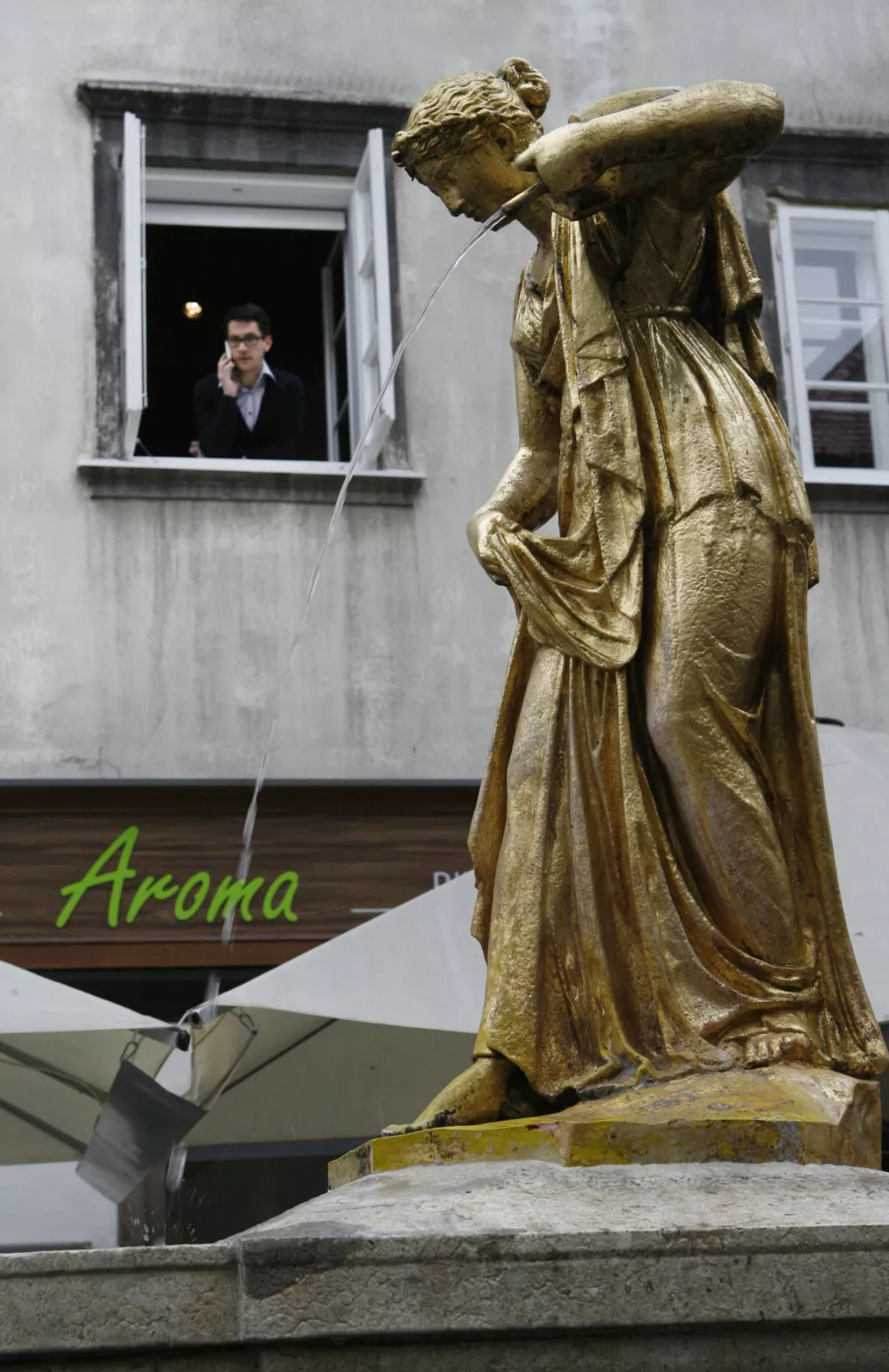 Zlata deklica bo zasijala: Obnova vodnjaka pred najstarej&scaron;o ljubljansko hi&scaron;o