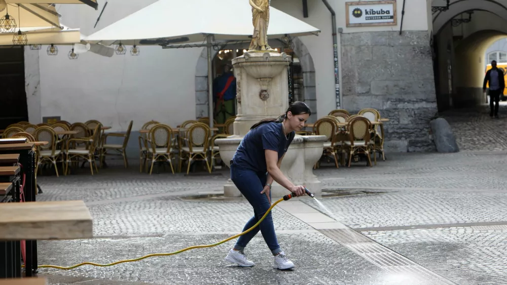 - 31.05.2022 &ndash; Ribji trg v Ljubljani &ndash; jutranje či&scaron;čenje &ndash; gostinski vrt - turistična sezona//FOTO: Tomaž Skale