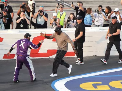 Prizori slavja voznika Tylerja Reddicka (levo) in lastnika mo&scaron;tva 23XI Michaela Jordana so v tej sezoni serije Nascar precej pogosti. / Foto: Getty Images