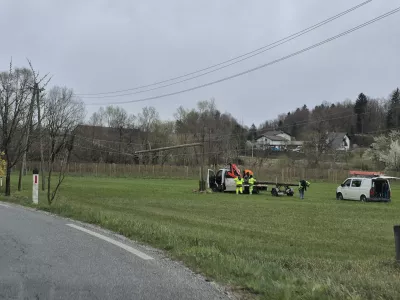 Hrusevo.Mocan veter je v Hrusevem v obcini Dobrova - Polhov Gradec podrl elektricni drog.