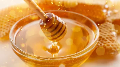 Med lahko z lahkoto spravite nazaj v tekoče stanje. Toda nikar ga ne dajte v mikrovalovno pečico. / Foto: Istock