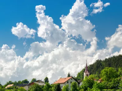 Nekaj več sonca naj bi bilo na zahodnem delu države. Fotografija je simbolična in je nastala pri Postojni. / Foto: Istock