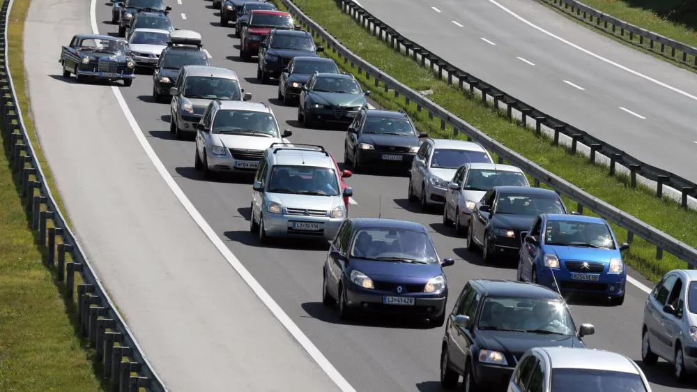 -Gorenjska avtocesta-Prometni zastoj, kolona, gneča//FOTO: Luka CjuhaOPOMBA: ZA OBJAVO V ČASOPISU DNEVNIK