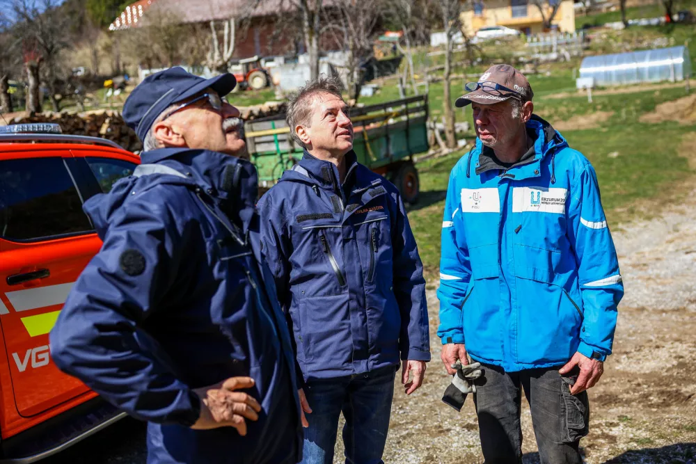 Gozd.Predsednik vlade Robert Golob si je ogledal delovanje resevalnih enot in posledic vetroloma na Gorenjskem.