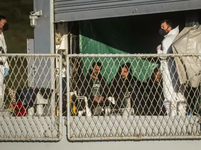 Prizor z ladje, ki je leta 2024 v Albanijo pripeljala prve migrante iz Italije.