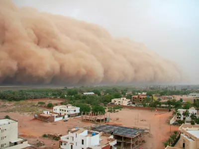 Pogled na nevihto v Sudanu. V zrak se dvigne na tone prahu. / Foto: Istock