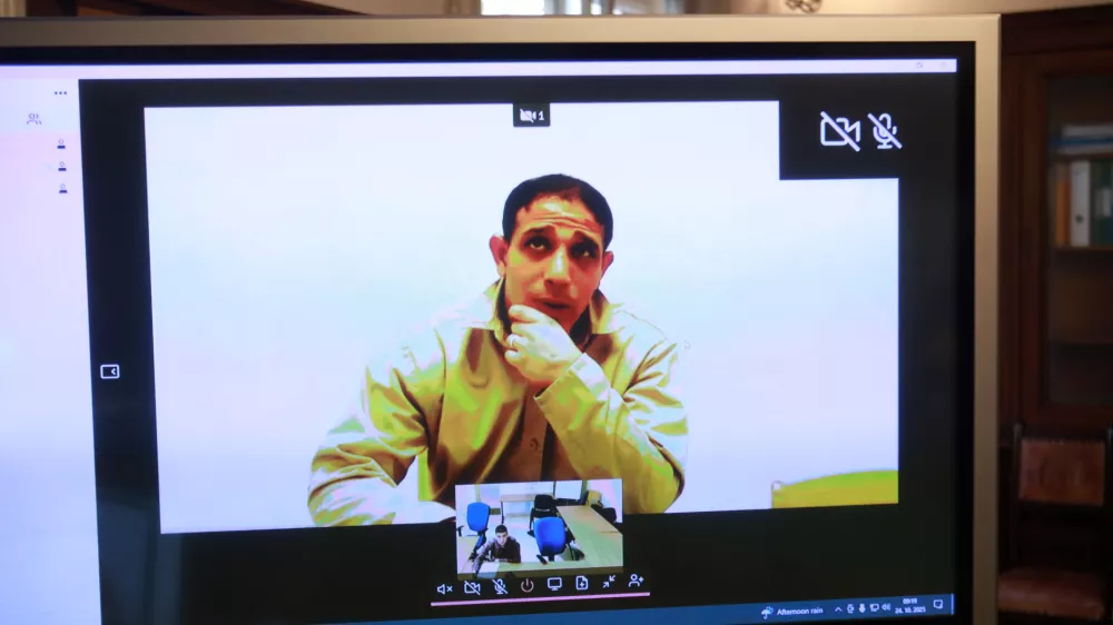 Posiljevalec dekleta na Metelkovi tudi s kamnom napadel migranta