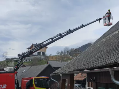 Zirovnica, Smokuc. Gasilci pomagajo obcanom pri prekrivanju objektov, ki jih poskodoval orkanski veter.