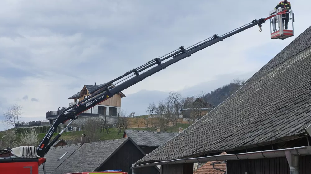 Zirovnica, Smokuc. Gasilci pomagajo obcanom pri prekrivanju objektov, ki jih poskodoval orkanski veter.