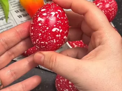 S samo tremi osnovnimi sestavinami do čudovitih marmornatih pirhov. Foto: posnetek zaslona 