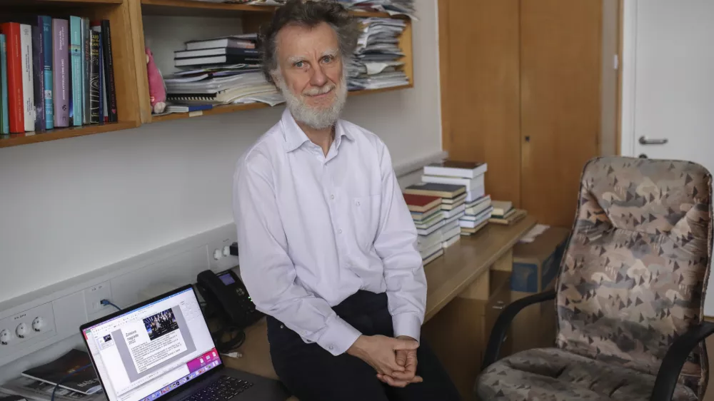 - 21.12.2022 &ndash; prof.dr. Tomaž Zwitter, astronom - profesor astronomije, astrofizike in kozmologije na Fakulteti za matematiko in fiziko, kjer predava predmeta Astronomska opazovanja in Astronomska spektroskopija.  //FOTO: Jaka Gasar