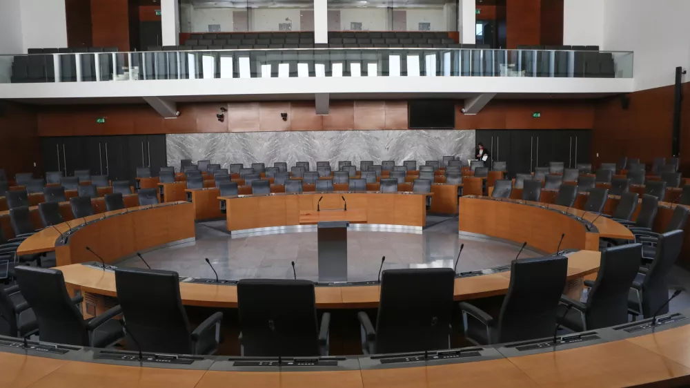 simbolična fotografija - poslanska dvorana - 19.02.2019 &ndash; Stavba Parlament &ndash; Državni zbor (DZ) - &Scaron;estdeseta obletnica zgradbe Državnega zbora - 60 let, odkar je bila zgrajena parlamentarna stavba arhitekta Vinka Glanza -  //FOTO: Luka Cjuha.