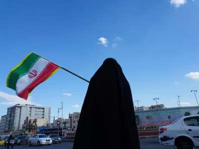 A woman waves an Iranian flag during a campaign in support of the government at the Enqelab-e-Eslami, or Islamic Revolution, square in downtown Tehran, Iran, Monday, March 30, 2026. (AP Photo/Vahid Salemi) / Foto: Vahid Salemi