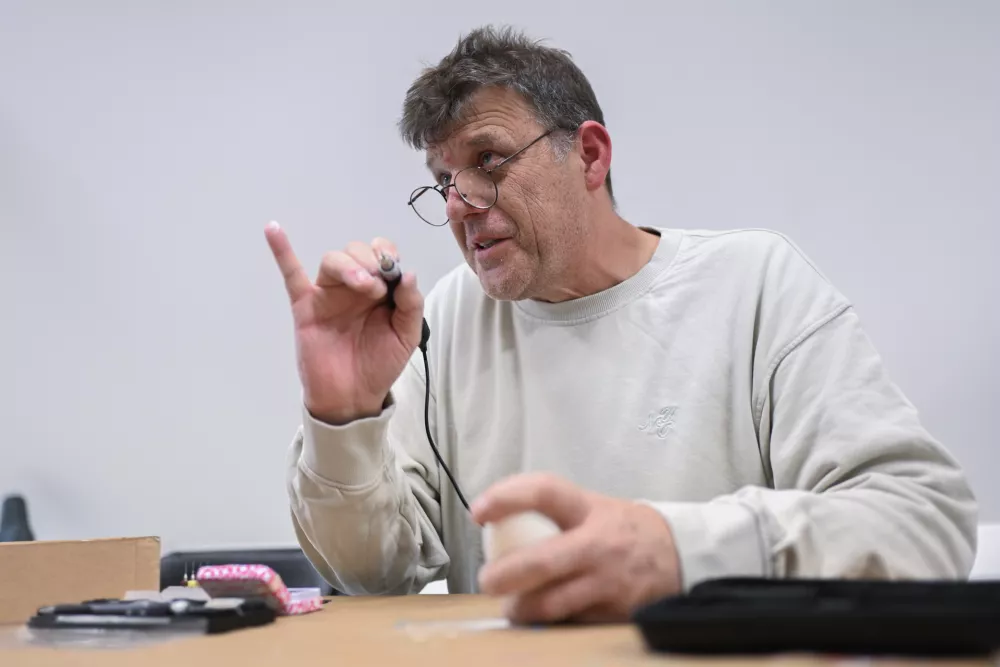 Iz jajčnih lupin potrpežljivo ustvarja krhke umetnine