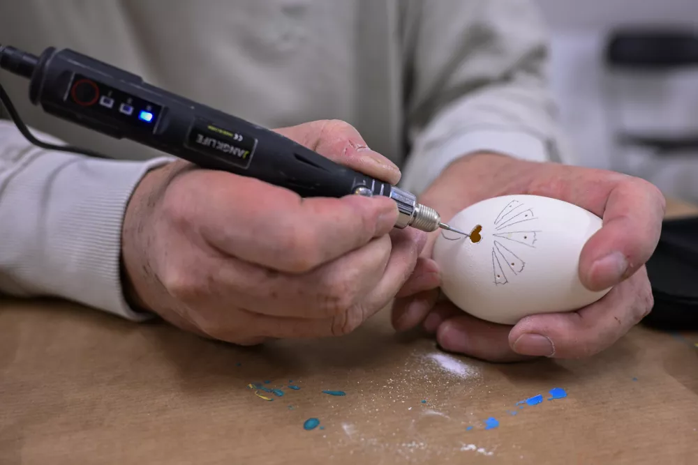 Iz jajčnih lupin potrpežljivo ustvarja krhke umetnine