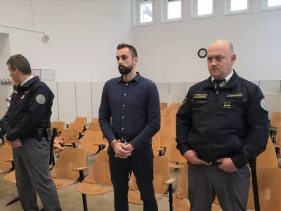 Pretep v zaporu: brutalni ropar toži nekdanjega sojetnika