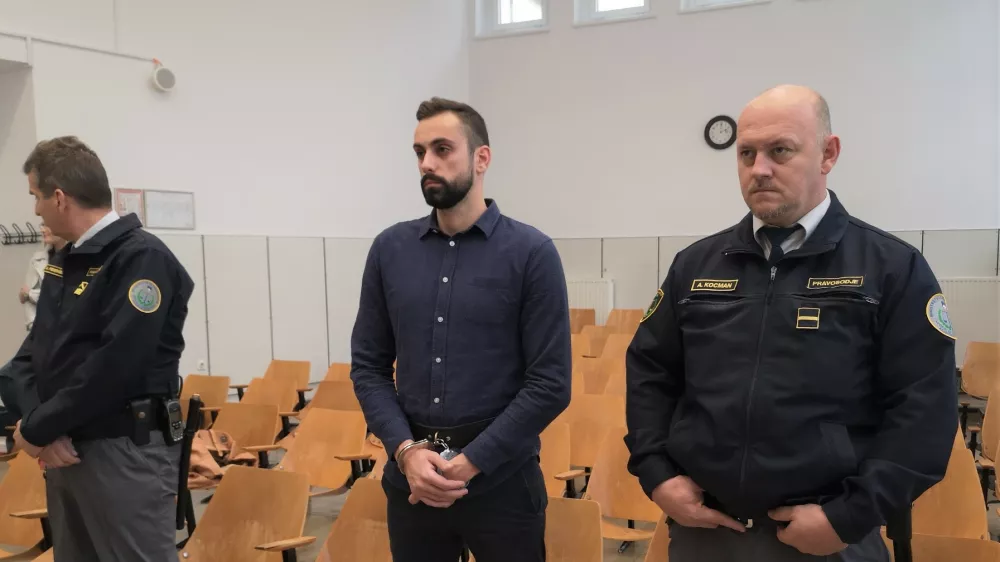 Pretep v zaporu: brutalni ropar toži nekdanjega sojetnika