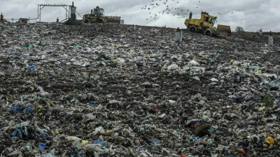 - Deponija Barje 2013 - ljubljansko odlagališče nenevarnih komunalnih odpadkov - smetišče - dan odprtih vrat SNAGA- prikazali sistem zbiranja in ravnanja z odpadki; Cesta dveh cesarjev - smetišče    //FOTO: Jaka Gasar