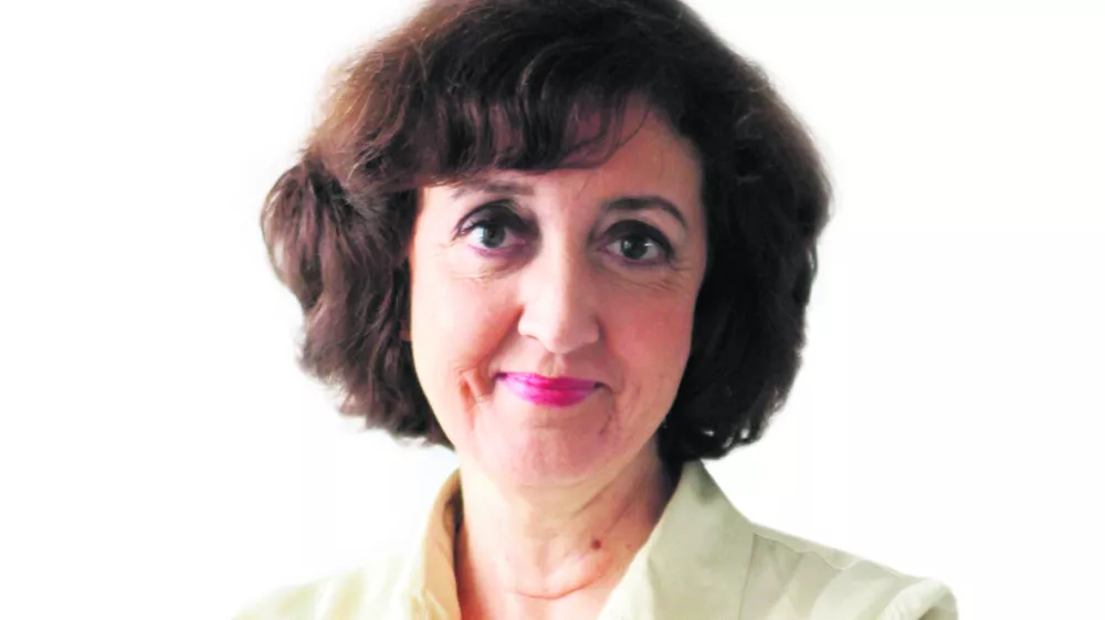 ?Ranka Ivelja, kolumnistka- Dnevnik 2016 - portreti za komentarje in kolumne - kolumnisti - novinarji - novinarka//FOTO: Tomaž Skale------barvno, belo ozadje, za kolumno, PERMANENT!!!