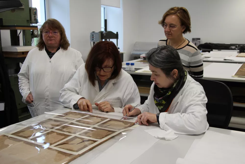 Restavriranje, ki pripoveduje o življenju admirala Hausa in japonskega paravana