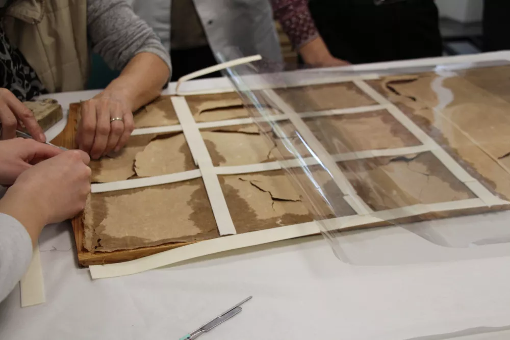 Restavriranje, ki pripoveduje o življenju admirala Hausa in japonskega paravana