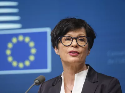 Belgija, Bruselj.Novinarska konferenca Evropske komisije, na kateri je komisarka za siritev Marta Kos spregovorila o pristopu Ukrajine k EU.Evropska komisija poudarja, da je Ukrajina izvedla 63 od 68 reform, potrebnih za pristop k EU. Ponovno so potrdili zavezanost EU k napredku na poti Ukrajine k clanstvu kljub nenehnim ugovorom nekaterih drzav clanic, kot je Madzarska.