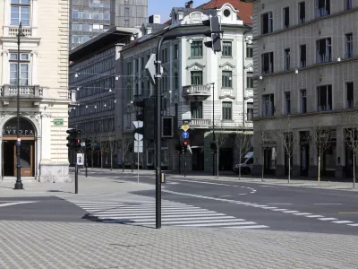 - prazna Ljubljana - križi&scaron;če Gosposvetske in Slovenske ceste - 18.03.2020 - Koronavirus COVID-19 v Sloveniji &ndash; epidemija &ndash; strožji ukrepi za preprečevanje &scaron;irjenja okužb s koronavirusom &ndash; zaustavltev javnega in družabnega življenja &ndash; samoizolacija - zaprte &scaron;ole, vrtci in gostinski lokali ter ustavljen javni, potni&scaron;ki in železni&scaron;ki promet ter prepoved opravljanja zračnih prevozov v Sloveniji.  //FOTO: Jaka Gasar