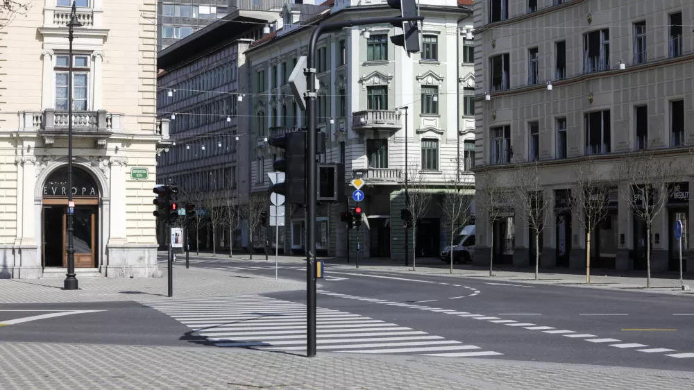 - prazna Ljubljana - križi&scaron;če Gosposvetske in Slovenske ceste - 18.03.2020 - Koronavirus COVID-19 v Sloveniji &ndash; epidemija &ndash; strožji ukrepi za preprečevanje &scaron;irjenja okužb s koronavirusom &ndash; zaustavltev javnega in družabnega življenja &ndash; samoizolacija - zaprte &scaron;ole, vrtci in gostinski lokali ter ustavljen javni, potni&scaron;ki in železni&scaron;ki promet ter prepoved opravljanja zračnih prevozov v Sloveniji.  //FOTO: Jaka Gasar