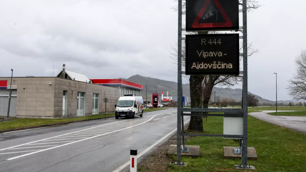 - Veter, burja, Vipava,- 26.03.2026. - Prehod hladne fronte čez Slovenijo z močnim vetrom in sneženjem.//FOTO: Bojan Velikonja