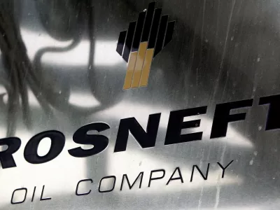 FILE PHOTO: A logo of Russian state oil firm Rosneft is seen at its office in Moscow, October 18, 2012. REUTERS/Maxim Shemetov/File Photo
