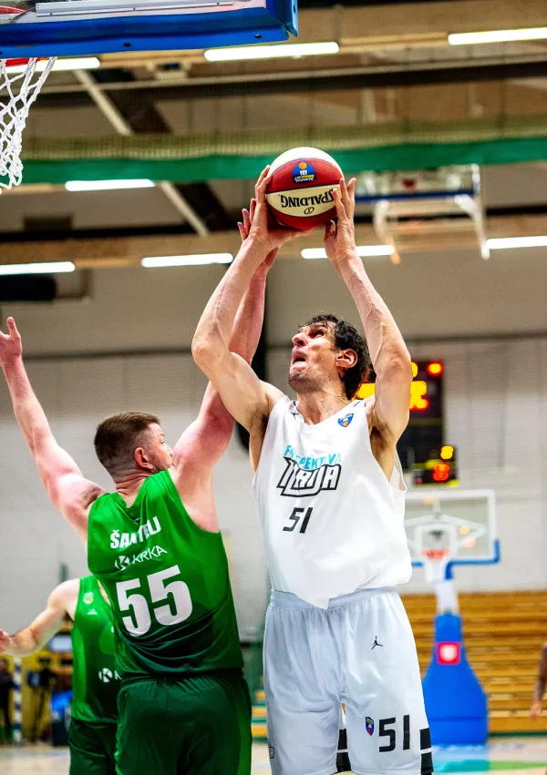 levo Leon &Scaron;antelj (Krka), desno Boban Marjanović.liga ABA / Foto: Kk Krka, Primož_hren